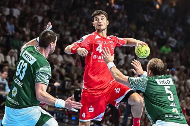 21.09.2025, xlakx, Handball Daikin HBL, Fuechse Berlin - MT Melsungen v.l. Mijajlo Marsenic (Fuechse Berlin), Nikolaj Enderleit (MT Melsungen), Max Darj (Fuechse Berlin) setzt zum Sprungwurf an Berlin