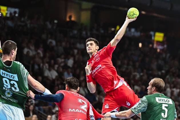 21.09.2025, xlakx, Handball Daikin HBL, Fuechse Berlin - MT Melsungen v.l. Nikolaj Enderleit (MT Melsungen) setzt zum Sprungwurf an Berlin
