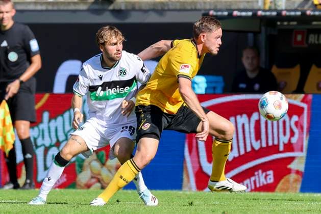 Kolja Oudenne (Hannover 96) und Aljaz Casar (Dynamo Dresden) kaempfen um den Ball, 2. Bundesliga, Dynamo Dresden v Hannover 96, Rudolf-Harbig-Stadion am 21. September 2025 in Dresden, Deutschland. (Foto von Marco Steinbrenner DeFodi Images) Kolja Oudenne (Hannover 96) und Aljaz Casar (Dynamo Dresden) battle for the ball, 2. Bundesliga, Dynamo Dresden v Hannover 96, Rudolf-Harbig-Stadion, September 21, 2025 in Dresden, Germany. (Photo by Marco Steinbrenner DeFodi Images) Kolja Oudenne Hannover 96 and Aljaz Casar Dynamo Dresden battle for the ball, 2 Bundesliga, Dynamo Dresden v Hannover 96, Rudolf Harbig Stadion, September 21, 2025 in Dresden, Germany Photo by Marco Steinbrenner DeFodi Images Kolja Oudenne Hannover 96 and Aljaz Casar Dynamo Dresden battle for the ball, 2 Bundesliga, Dynamo Dresden v Hannover 96, Rudolf Harbig Stadion, September 21, 2025 in Dresden, Germany Photo by Marco Steinbrenner DeFodi Images