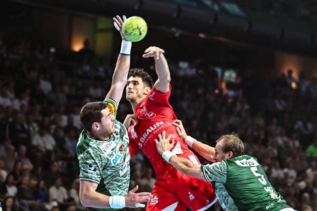 21.09.2025, xlakx, Handball Daikin HBL, Fuechse Berlin - MT Melsungen v.l. Mijajlo Marsenic (Fuechse Berlin), Nikolaj Enderleit (MT Melsungen), Max Darj (Fuechse Berlin) setzt zum Sprungwurf an Berlin