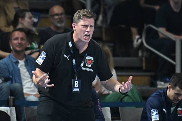 21.09.2025, xlakx, Handball Daikin HBL, Fuechse Berlin - MT Melsungen v.l. Nicolej Krickau (Fuechse Berlin Trainer) gibt Anweisungen, gestikuliert mit den Armen, gesticulate, gives instructions Berlin