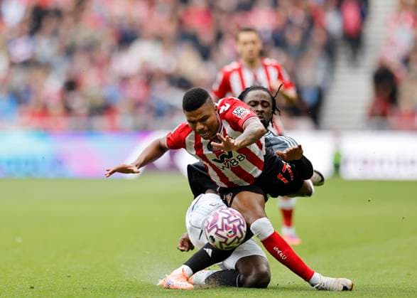 Sunderland v Aston Villa Premier League Evann Guessand of Aston Villa competes for the ball with Reinildo Mandava of Sunderland during the Premier League match at the Stadium Of Light, Sunderland UK Newspapers OUT Copyright: xFredxPalmerx FIL-22264-0059