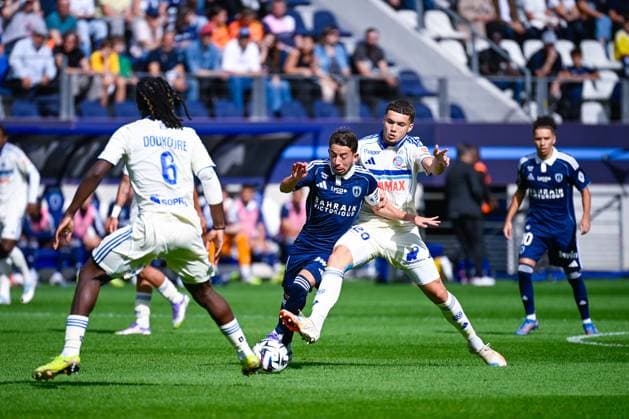 FOOTBALL : Paris FC vs Strasbourg - Ligue 1 - 21 09 2025 Ilan KEBBAL ( 10 - PFC ) and Martial Godo ( 20 - Strasbourg ) during the Ligue 1 match between Paris FC and RC Strasbourg Alsace at Stade Jean Bouin on September 21, 2025 in Paris, France. ( Photo by Federico Pestellini PsnewZ ) - ParisFrance  Copyright: xFedericoxPestellinix