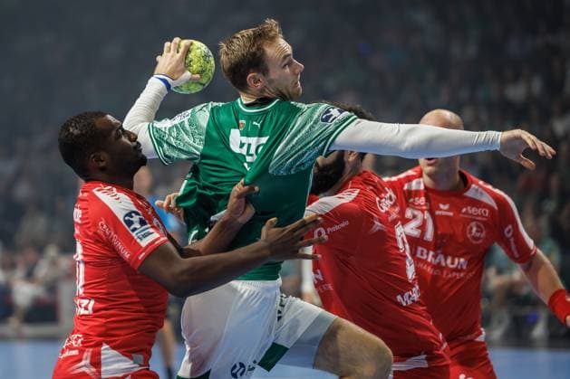 Berlin, 21.09.2025, Handball: Bundesliga, Fuechse Berlin - MT Melsungen, 5. Spieltag, Max-Schmeling-Halle. Mathias Gidsel (Fuechse Berlin) wirft den Ball auf das Tor gegen Sadou Ntanzi (l, MT Melsungen). Fuechse Berlin - MT Melsungen