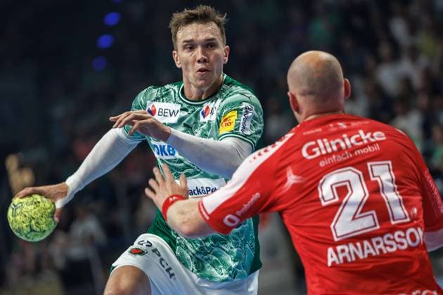 Berlin, 21.09.2025, Handball: Bundesliga, Fuechse Berlin - MT Melsungen, 5. Spieltag, Max-Schmeling-Halle. Lasse Andersson (Fuechse Berlin) wirft den Ball auf das Tor gegen Arnar Freyr Arnarsson (r, MT Melsungen). Fuechse Berlin - MT Melsungen