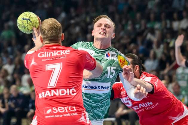 im Bild v.l.: David Mandic (MT Melsungen), Tobias Grondahl (Fuechse Berlin), Zweikampf, Action, Kampf, kaempft um den Ball, GER, Berlin, Handball, Fuechse Berlin vs MT Melsungen, DAIKIN Handball-Bundesliga, in der Max Schmeling Halle, 21.09.2025, Copyright: HMBxMedia UwexKoch
