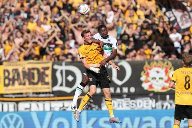 21.09.2025, xtgx, Fussball 2. Bundesliga, SG Dynamo Dresden - Hannover 96 emspor, v.l. Christoph Daferner (Dresden, 33), Ime Okon (Hannover) Zweikampf, Duell, Kampf, tackle (DFL DFB REGULATIONS PROHIBIT ANY USE OF PHOTOGRAPHS as IMAGE SEQUENCES and or QUASI-VIDEO) Dresden