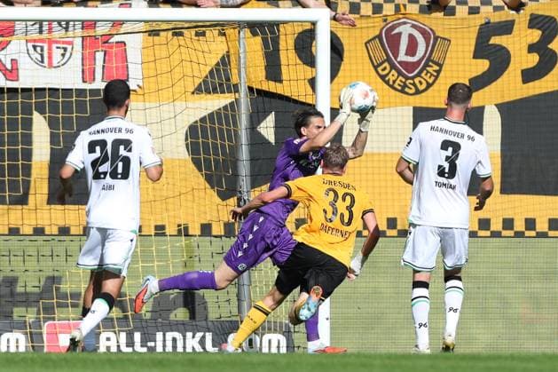 21.09.2025, xtgx, Fussball 2. Bundesliga, SG Dynamo Dresden - Hannover 96 emspor, v.l. Nahuel Noll (Hannover, 1) Parade, haelt den Ball, faengt den Ball, pariert (DFL DFB REGULATIONS PROHIBIT ANY USE OF PHOTOGRAPHS as IMAGE SEQUENCES and or QUASI-VIDEO) Dresden