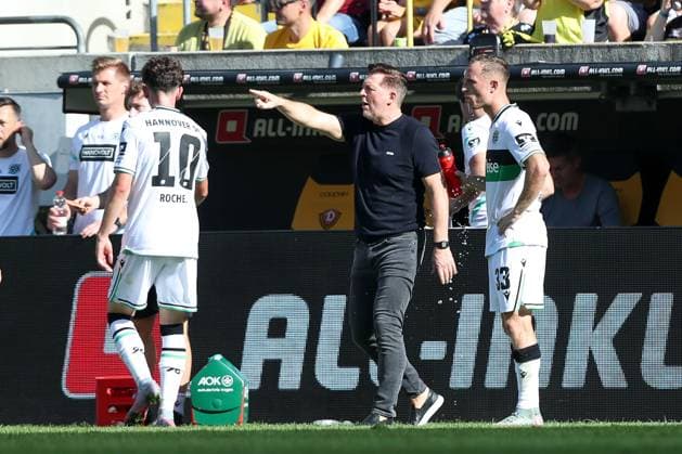 21.09.2025, xtgx, Fussball 2. Bundesliga, SG Dynamo Dresden - Hannover 96 emspor, v.l. Christian Titz (Hannover, Trainer) gibt Anweisungen, gestikuliert mit den Armen, gesticulate, gives instructions (DFL DFB REGULATIONS PROHIBIT ANY USE OF PHOTOGRAPHS as IMAGE SEQUENCES and or QUASI-VIDEO) Dresden