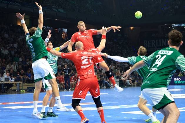 DEU, DHB, 1.HBL, Fuechse Berlin vs. Melsungen, 21.09.2025, Max-Schmeling-Halle, Berlin, DEU, DHB, 1.HBL, Fuechse Berlin vs. Melsungen, im Bild Max Darj (Fuechse Berlin 5), Mathias Gidsel (Fuechse Berlin 19), Dainis Kristopans (MT Melsungen 10)
