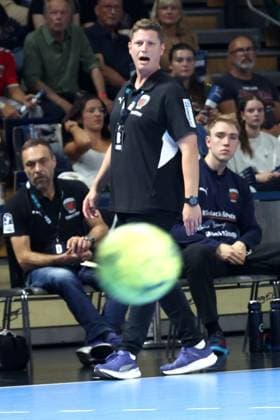 DEU, DHB, 1.HBL, Fuechse Berlin vs. Melsungen, 21.09.2025, Max-Schmeling-Halle, Berlin, DEU, DHB, 1.HBL, Fuechse Berlin vs. Melsungen, im Bild Cheftrainer Nicolej Krickau (Fuechse Berlin)