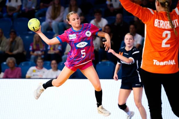 Krefeld: Handball wU18 Laenderspiel - Deutschland - Niederlande Jette Dürk Duerk (Deutschland) Krefeld Yala Arena Deutschland