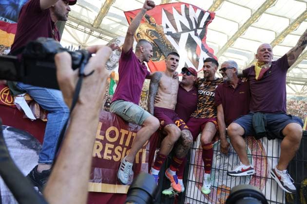 September 21, 2025, Roma, Lazio, ITALIA: During the 2025 26 Italian Serie A football match between SS Lazio and AS Roma on September 21, 2025, at the Stadio Olimpico in Rome..Pictured: Gianluca Mancini of AC Roma - Lorenzo Pellegrini (capitano) of AC Roma Roma ITALIA - ZUMAs236 20250921_aap_s236_084 Copyright: xFabioxSassox