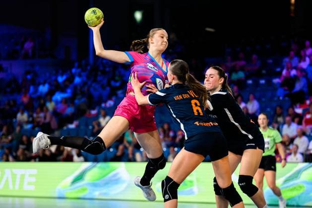 Krefeld: Handball wU18 Laenderspiel - Deutschland - Niederlande Jule-Marie Jördens Joerdens (Deutschland), Maureen van der Vliet (Niederlande) Krefeld Yala Arena Deutschland
