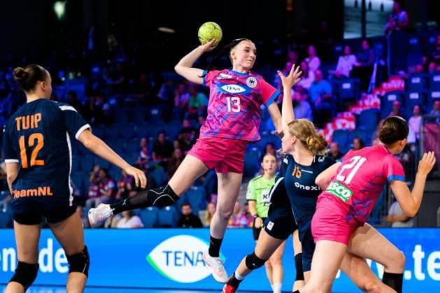 Krefeld: Handball wU18 Laenderspiel - Deutschland - Niederlande Lisa Lammich (Deutschland) Krefeld Yala Arena Deutschland