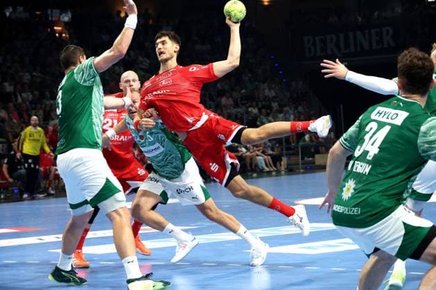 DEU, DHB, 1.HBL, Fuechse Berlin vs. Melsungen, 21.09.2025, Max-Schmeling-Halle, Berlin, DEU, DHB, 1.HBL, Fuechse Berlin vs. Melsungen, im Bild Mijajlo Marsenic (Fuechse Berlin 93), Matthes Langhoff (Fuechse Berlin 25), Nikolaj Enderleit (MT Melsungen 4)
