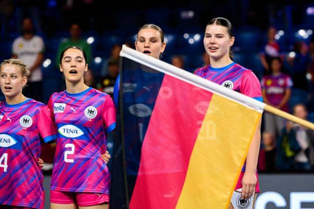 Krefeld: Handball wU18 Laenderspiel - Deutschland - Niederlande Mira Bender (Deutschland), Torhueterin Marlene Wagner (Deutschland), Adele Kasper (Deutschland) Krefeld Yala Arena Deutschland
