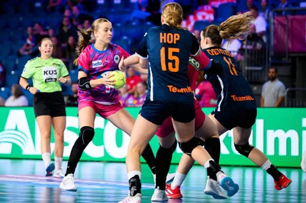 Krefeld: Handball wU18 Laenderspiel - Deutschland - Niederlande Fine Stenzel (Deutschland) Krefeld Yala Arena Deutschland
