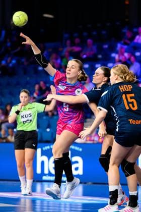 Krefeld: Handball wU18 Laenderspiel - Deutschland - Niederlande Fine Stenzel (Deutschland) Krefeld Yala Arena Deutschland
