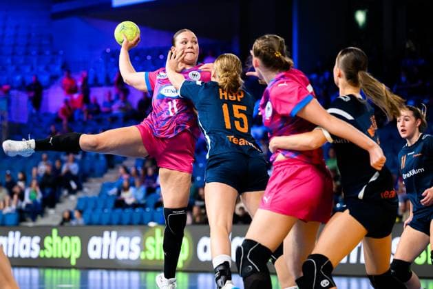 Krefeld: Handball wU18 Laenderspiel - Deutschland - Niederlande v. li. im Zweikampf Paula Hofer (Deutschland) und Veerle Hop (Niederlande) Krefeld Yala Arena Deutschland