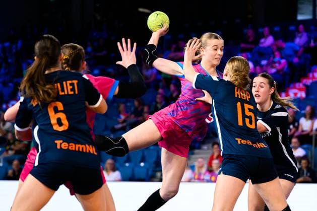 Krefeld: Handball wU18 Laenderspiel - Deutschland - Niederlande Fine Stenzel (Deutschland), Veerle Hop (Niederlande) Krefeld Yala Arena Deutschland