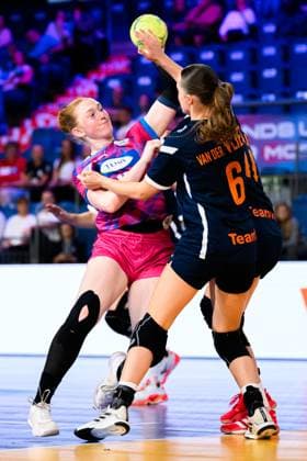 Krefeld: Handball wU18 Laenderspiel - Deutschland - Niederlande Hanna Walther (Deutschland), Maureen van der Vliet (Niederlande), Jelena Ostojic (Niederlande) Krefeld Yala Arena Deutschland