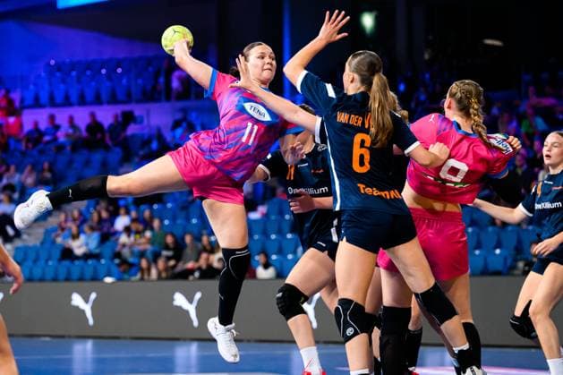 Krefeld: Handball wU18 Laenderspiel - Deutschland - Niederlande v.li. Paula Hofer (Deutschland), Maureen van der Vliet (Niederlande), Fine Stenzel (Deutschland) Krefeld Yala Arena Deutschland