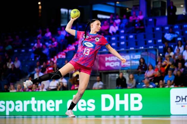 Krefeld: Handball wU18 Laenderspiel - Deutschland - Niederlande Lisa Lammich (Deutschland) Krefeld Yala Arena Deutschland