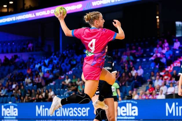 Krefeld: Handball wU18 Laenderspiel - Deutschland - Niederlande Hanna Walther (Deutschland) Krefeld Yala Arena Deutschland