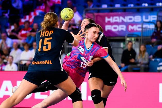 Krefeld: Handball wU18 Laenderspiel - Deutschland - Niederlande v.li. Veerle Hop (Niederlande), Lisa Lammich (Deutschland) Krefeld Yala Arena Deutschland
