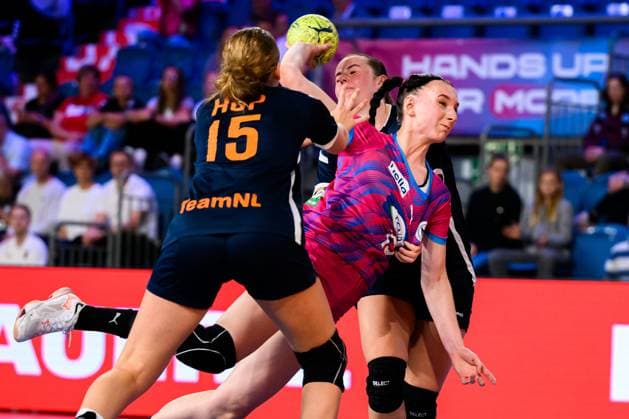 Krefeld: Handball wU18 Laenderspiel - Deutschland - Niederlande v.li. Veerle Hop (Niederlande), Lisa Lammich (Deutschland) Krefeld Yala Arena Deutschland