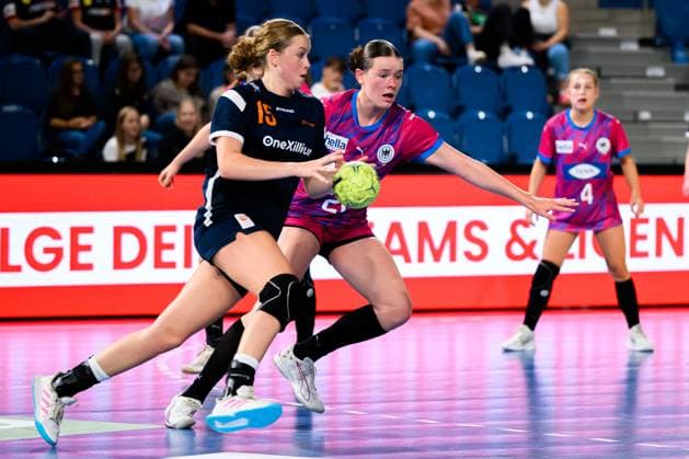 Krefeld: Handball wU18 Laenderspiel - Deutschland - Niederlande Veerle Hop (Niederlande), Victoria Hardekopf (Deutschland) Krefeld Yala Arena Deutschland