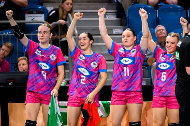 Krefeld: Handball wU18 Laenderspiel - Deutschland - Niederlande Fine Stenzel (Deutschland), Mira Bender (Deutschland), Paula Hofer (Deutschland), Pia Kastner (Deutschland) Jubel Freude Emotion Krefeld Yala Arena Deutschland