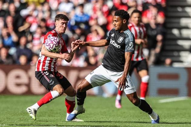 Premier League Sunderland v Aston Villa Trai Hume of Sunderland and Ollie Watkins of Aston Villa battle for the ball during the Premier League match Sunderland vs Aston Villa at Stadium Of Light, Sunderland, United Kingdom, 20th September 2025 (Photo by Alfie Cosgrove News Images) Sunderland Stadium Of Light Tyne and Wear United Kingdom Copyright: xAlfiexCosgrove NewsxImagesx