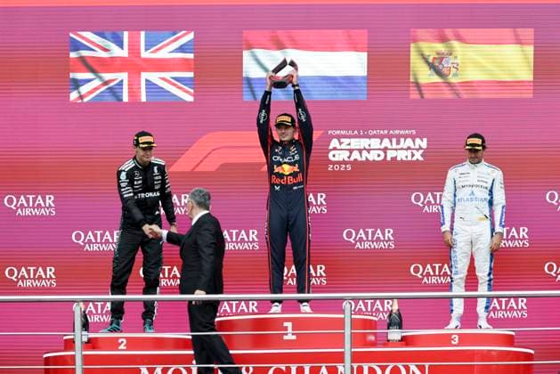 Formula 1 Qatar Airways Azerbaijan Grand Prix 2025 Romain Mathon OVERTAKE MAXPPP - Baku 21 09 2025 Race winner podium 01 VERSTAPPEN Max (nld), Oracle Red Bull Racing, portrait at the Formula 1 Qatar Airways Azerbaijan Grand Prix 2025, the 17th round of the 2025 FIA Formula 1 World Championship, WM, Weltmeisterschaft at the Baku City Circuit in Baku, Azerbaijan, from 18 to 21 September 2025 Baku Azerbaijan  Copyright: xOVERTAKE MAXPPPxRomainxMathonx OVT202509215688 OVT202509215688