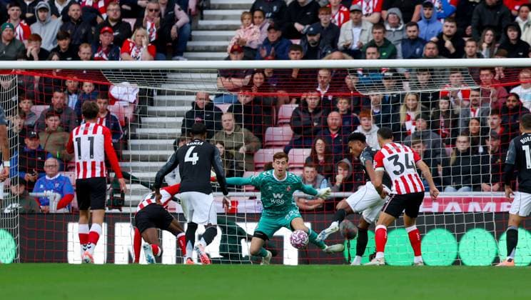 Sunderland v Aston Villa Premier League 21 09 2025. Sunderland goalkeeper Robin Roefs (22) saves from Aston Villa forward Ollie Watkins (11) during the Premier League match between Sunderland and Aston Villa at the Stadium Of Light, Sunderland, England on 21 September 2025. Editorial use only DataCo restrictions apply See www.football-dataco.com , Copyright: xSimonxDaviesx PSI-22884-0020
