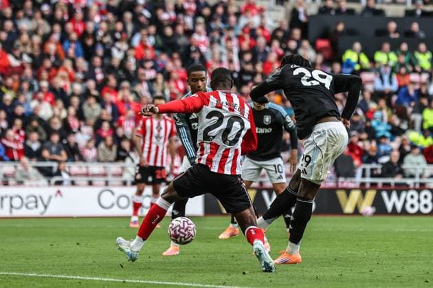 Premier League Sunderland v Aston Villa Evann Guessand of Aston Villa shoots on goal during the Premier League match Sunderland vs Aston Villa at Stadium Of Light, Sunderland, United Kingdom, 20th September 2025 (Photo by Alfie Cosgrove News Images) Sunderland Stadium Of Light Tyne and Wear United Kingdom Copyright: xAlfiexCosgrove NewsxImagesx