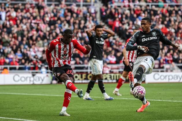 Premier League Sunderland v Aston Villa Nordi Mukiele of Sunderland clears the ball during the Premier League match Sunderland vs Aston Villa at Stadium Of Light, Sunderland, United Kingdom, 20th September 2025 (Photo by Alfie Cosgrove News Images) Sunderland Stadium Of Light Tyne and Wear United Kingdom Copyright: xAlfiexCosgrove NewsxImagesx