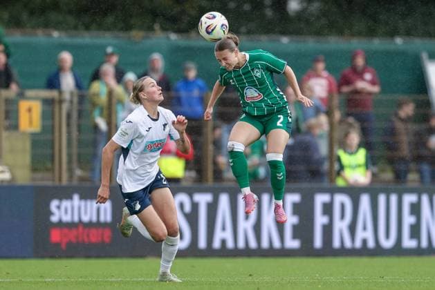 v.li.: Feli Delacauw (TSG 1899 Hoffenheim, 24) und Chiara D Angelo (SV Werder Bremen, 2) im Kopfballduell, Kopfball, Zweikampf, Action, Aktion, Spielszene, DIE DFB-RICHTLINIEN UNTERSAGEN JEGLICHE NUTZUNG VON FOTOS ALS SEQUENZBILDER UND ODER VIDEOÄHNLICHE FOTOSTRECKEN. DFB REGULATIONS PROHIBIT ANY USE OF PHOTOGRAPHS AS IMAGE SEQUENCES AND OR QUASI-VIDEO., 21.09.2025, Bremen (Deutschland), Fussball, Google Pixel Frauen-Bundesliga, SV Werder Bremen - TSG 1899 Hoffenheim
