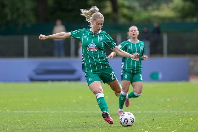 Sharon Beck (SV Werder Bremen, 27) am Ball, Einzelbild, Ganzkörper, Aktion, Action, Spielszene, DIE DFB-RICHTLINIEN UNTERSAGEN JEGLICHE NUTZUNG VON FOTOS ALS SEQUENZBILDER UND ODER VIDEOÄHNLICHE FOTOSTRECKEN. DFB REGULATIONS PROHIBIT ANY USE OF PHOTOGRAPHS AS IMAGE SEQUENCES AND OR QUASI-VIDEO., 21.09.2025, Bremen (Deutschland), Fussball, Google Pixel Frauen-Bundesliga, SV Werder Bremen - TSG 1899 Hoffenheim