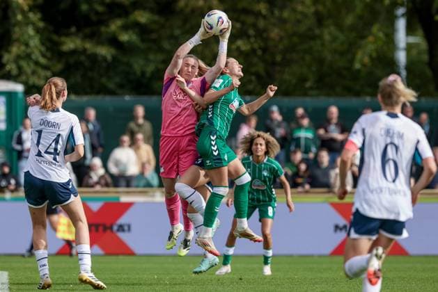 v.li.: Laura Dick (Torhüterin, TSG 1899 Hoffenheim, 1) und Medina Desic (SV Werder Bremen, 9) im Zweikampf, Duell, Dynamik, Aktion, Action, Spielszene, DIE DFB-RICHTLINIEN UNTERSAGEN JEGLICHE NUTZUNG VON FOTOS ALS SEQUENZBILDER UND ODER VIDEOÄHNLICHE FOTOSTRECKEN. DFB REGULATIONS PROHIBIT ANY USE OF PHOTOGRAPHS AS IMAGE SEQUENCES AND OR QUASI-VIDEO., 21.09.2025, Bremen (Deutschland), Fussball, Google Pixel Frauen-Bundesliga, SV Werder Bremen - TSG 1899 Hoffenheim