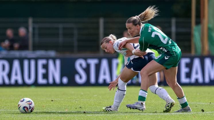 v.li.: Laura Gloning (TSG 1899 Hoffenheim, 20) und Juliane Wirtz (SV Werder Bremen, 28) im Zweikampf, Duell, Dynamik, Aktion, Action, Spielszene, DIE DFB-RICHTLINIEN UNTERSAGEN JEGLICHE NUTZUNG VON FOTOS ALS SEQUENZBILDER UND ODER VIDEOÄHNLICHE FOTOSTRECKEN. DFB REGULATIONS PROHIBIT ANY USE OF PHOTOGRAPHS AS IMAGE SEQUENCES AND OR QUASI-VIDEO., 21.09.2025, Bremen (Deutschland), Fussball, Google Pixel Frauen-Bundesliga, SV Werder Bremen - TSG 1899 Hoffenheim