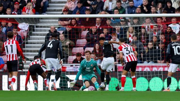 Sunderland v Aston Villa Premier League 21 09 2025. Sunderland goalkeeper Robin Roefs (22) saves from Aston Villa forward Ollie Watkins (11) during the Premier League match between Sunderland and Aston Villa at the Stadium Of Light, Sunderland, England on 21 September 2025. Editorial use only DataCo restrictions apply See www.football-dataco.com , Copyright: xSimonxDaviesx PSI-22884-0021