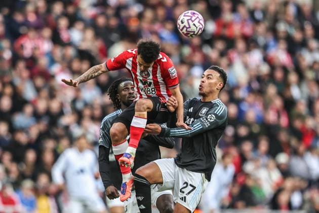 Premier League Sunderland v Aston Villa Enzo Le FÃ e of Sunderland jumps up to win the high ball during the Premier League match Sunderland vs Aston Villa at Stadium Of Light, Sunderland, United Kingdom, 20th September 2025 (Photo by Alfie Cosgrove News Images) Sunderland Stadium Of Light Tyne and Wear United Kingdom Copyright: xAlfiexCosgrove NewsxImagesx