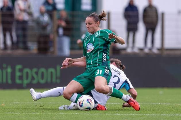 v.li.: Verena Wieder (SV Werder Bremen, 31) und Chiara Hahn (TSG 1899 Hoffenheim, 23) im Zweikampf, Duell, Dynamik, Aktion, Action, Spielszene, DIE DFB-RICHTLINIEN UNTERSAGEN JEGLICHE NUTZUNG VON FOTOS ALS SEQUENZBILDER UND ODER VIDEOÄHNLICHE FOTOSTRECKEN. DFB REGULATIONS PROHIBIT ANY USE OF PHOTOGRAPHS AS IMAGE SEQUENCES AND OR QUASI-VIDEO., 21.09.2025, Bremen (Deutschland), Fussball, Google Pixel Frauen-Bundesliga, SV Werder Bremen - TSG 1899 Hoffenheim