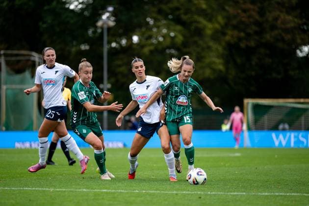 Selina Cerci (TSG Hoffenheim, 29) im Zweikampf mit Michelle Weiß (Werder Bremen, 15), daneben Michelle Ulbrich (Werder Bremen, 05), Melissa Koessler (TSG Hoffenheim, 25), GER, SV Werder Bremen vs TSG 1899 Hoffenheim, Fussball Google Pixel Frauen Bundesliga, 3. Spieltag, Saison 2025 2026, 21.09.2025 DFB regulations prohibit any use of photographs as image sequences and or quasi-video Hoffenheim, Fussball Google Pixel Frauen Bundesliga, 3. Spieltag, Saison 2025 2026, 21.09.2025 Bremen Copyright: xEibner-Pressefoto Memmlerx EP_MMR