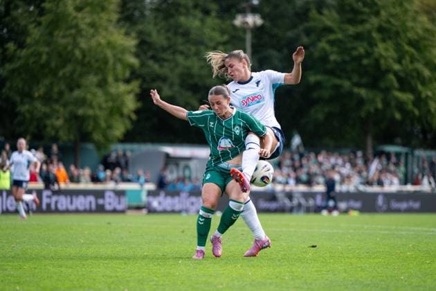 Melissa Koessler (TSG Hoffenheim, 25) im Zweikampf mit Chiara d Angelo (Werder Bremen, 02), GER, SV Werder Bremen vs TSG 1899 Hoffenheim, Fussball Google Pixel Frauen Bundesliga, 3. Spieltag, Saison 2025 2026, 21.09.2025 DFB regulations prohibit any use of photographs as image sequences and or quasi-video Hoffenheim, Fussball Google Pixel Frauen Bundesliga, 3. Spieltag, Saison 2025 2026, 21.09.2025 Bremen Copyright: xEibner-Pressefoto Memmlerx EP_MMR