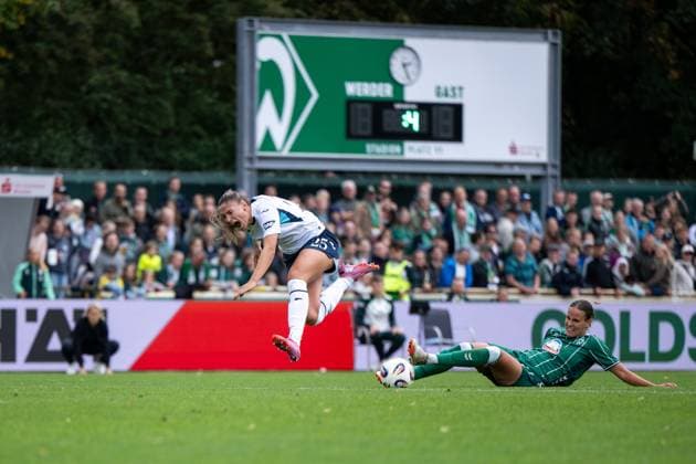 Melissa Koessler (TSG Hoffenheim, 25) im Zweikampf, GER, SV Werder Bremen vs TSG 1899 Hoffenheim, Fussball Google Pixel Frauen Bundesliga, 3. Spieltag, Saison 2025 2026, 21.09.2025 DFB regulations prohibit any use of photographs as image sequences and or quasi-video Hoffenheim, Fussball Google Pixel Frauen Bundesliga, 3. Spieltag, Saison 2025 2026, 21.09.2025 Bremen Copyright: xEibner-Pressefoto Memmlerx EP_MMR