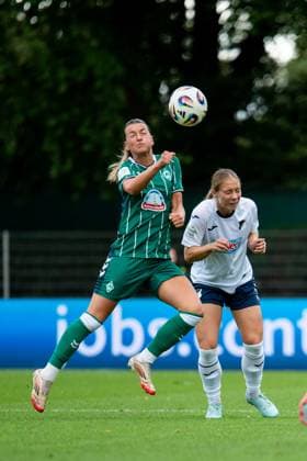 Medina Desic (Werder Bremen, 09) im Zweikampf mit Jamilla Rankin (TSG Hoffenheim, 05), GER, SV Werder Bremen vs TSG 1899 Hoffenheim, Fussball Google Pixel Frauen Bundesliga, 3. Spieltag, Saison 2025 2026, 21.09.2025 DFB regulations prohibit any use of photographs as image sequences and or quasi-video Hoffenheim, Fussball Google Pixel Frauen Bundesliga, 3. Spieltag, Saison 2025 2026, 21.09.2025 Bremen Copyright: xEibner-Pressefoto Memmlerx EP_MMR