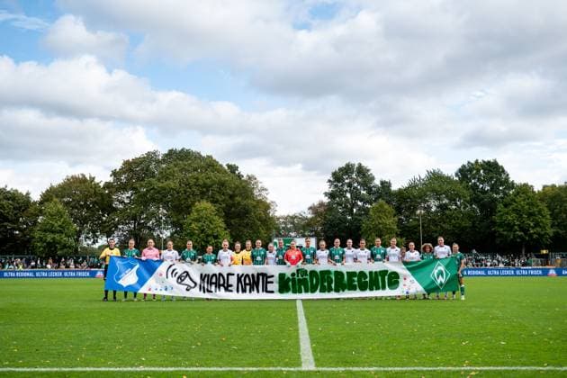 Banner Klare Kante fuer Kinderrechte, hochgehalten von der Startelf beider Teams, GER, SV Werder Bremen vs TSG 1899 Hoffenheim, Fussball Google Pixel Frauen Bundesliga, 3. Spieltag, Saison 2025 2026, 21.09.2025 DFB regulations prohibit any use of photographs as image sequences and or quasi-video Hoffenheim, Fussball Google Pixel Frauen Bundesliga, 3. Spieltag, Saison 2025 2026, 21.09.2025 Bremen Copyright: xEibner-Pressefoto Memmlerx EP_MMR